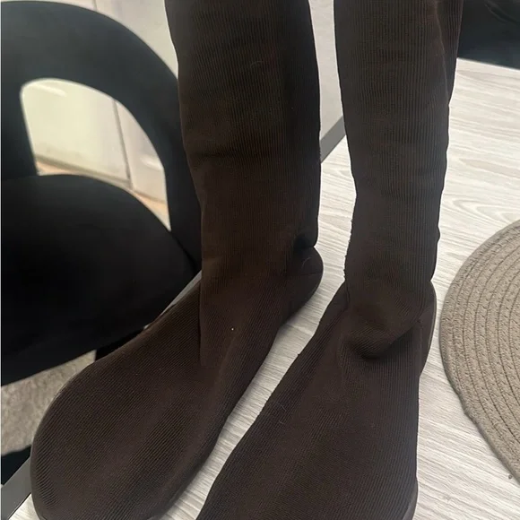 YEEZY PODS SIZE 3 - Picture 1 of 2